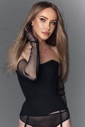 Paris escort lady Marta, elite brunette GFE companion